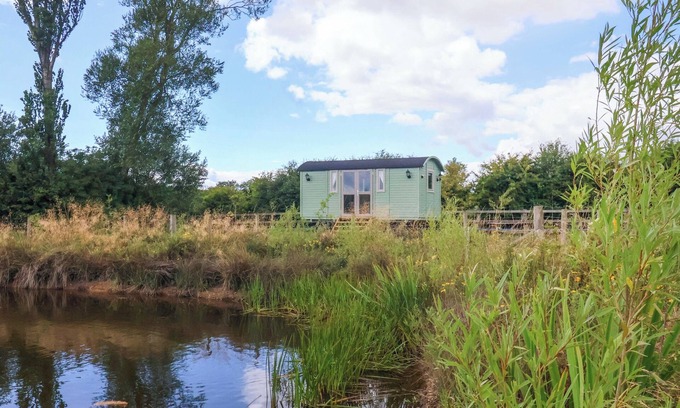 Mappleton Cabaña | THE DRAGONFLY, romantic, with a garden in Hornsea