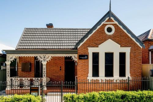 East Tamworth Casa | The Driscoll - Modern Smart Villa