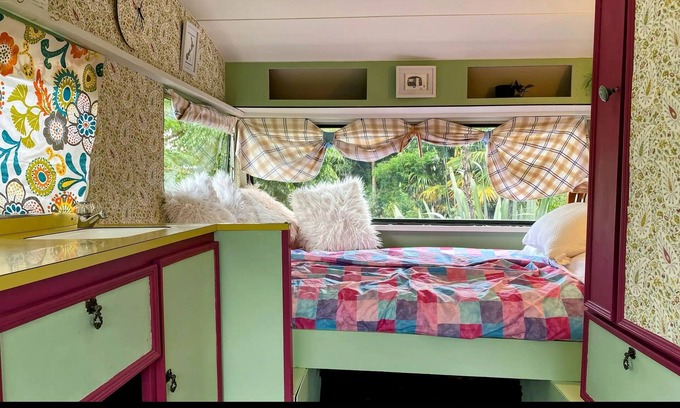 Whakamarama Cabina | La Cabaña Camo Hut. Junto a la playa estancia en una granja única. Intimidad. Playa de arena blanca.