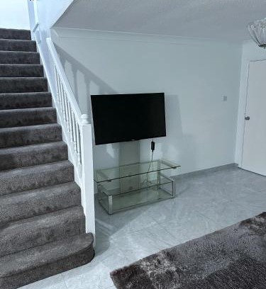 Milton Keynes Casa | The Eagle's Golden Nest