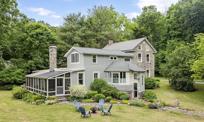 Stroudsburg Casa | The Eclectic Shamba Inn -Private Creek Access / Sunroom / Firepit/ Dog Friendly