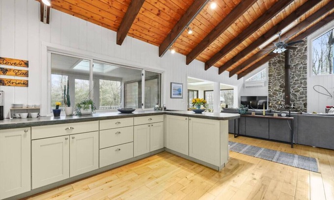 Otis Casa | The Eddy - Apres Ski Sanctuary