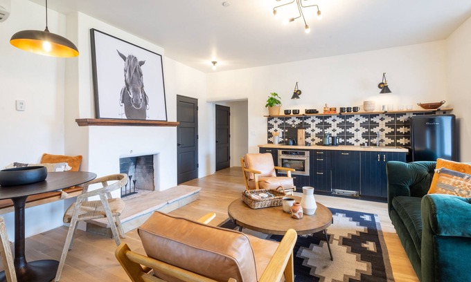 Santa Fe Apartamento | The "Ella-Mila" - Classy 2 Bedroom with en-suites - steps from the Plaza