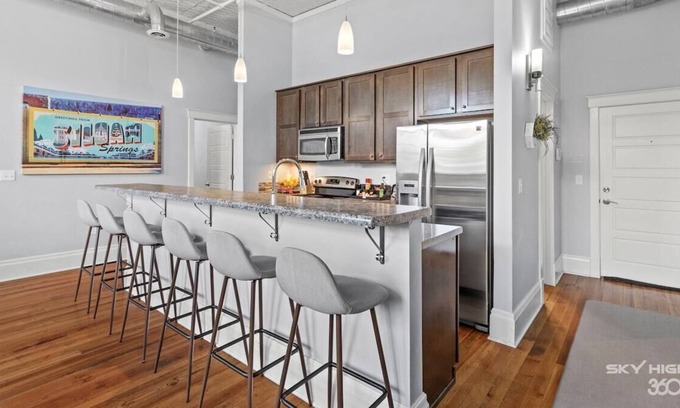 Siloam Springs Apartamento | The Ember Suite is perfect for that family weekend getaway or an extended stay!