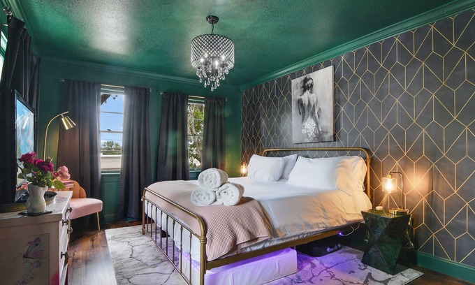 Sanford Casa | The Emerald Ritz Downtown