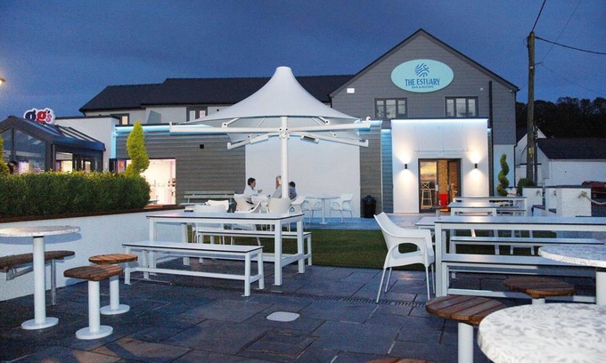 Llanrhidian Higher Cama Y Desayuno | The Estuary Bar and Rooms