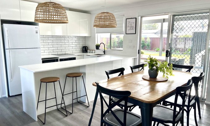 Port Macquarie Casa | The Family Boathouse - 4 bedroom house with 1 bedroom self contained guesthouse