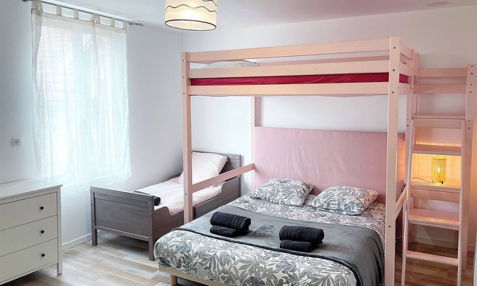 Cormicy Casa | The Family House, spacious with outdoor area, children's play area, wifi and parking.