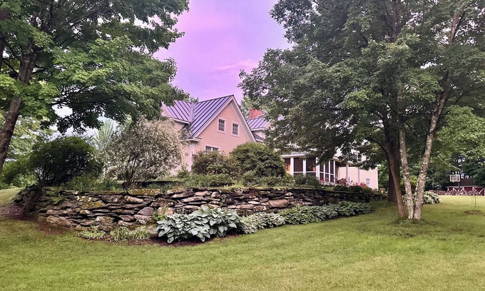 Essex Junction Otro | The Farmhouse at Bixby Hill - Post & Beam - Mountain Views - Private Estate