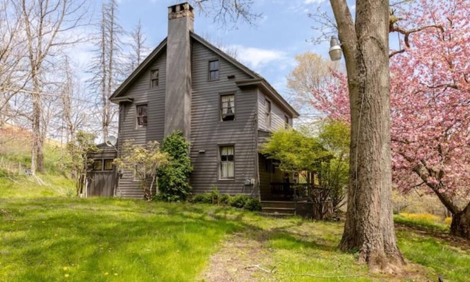 Upper Black Eddy Casa | The Farmhouse on 80 acre Pear and Apple orchard