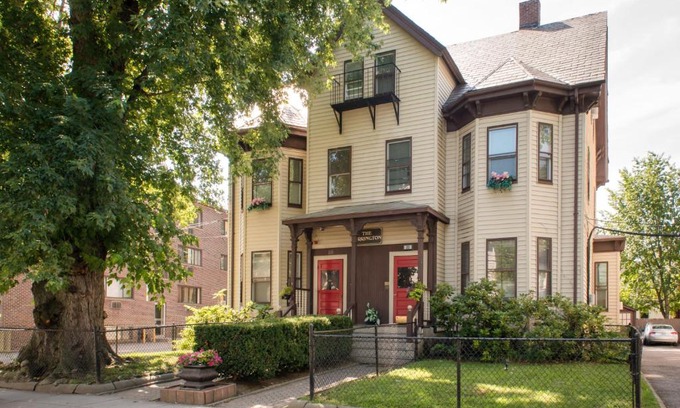 Allston Hotel | The Farrington Inn