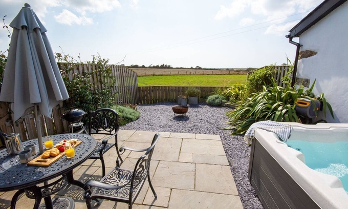 Bryngwran Cabaña | The Forge - sleeps 4 guests in 2 bedrooms