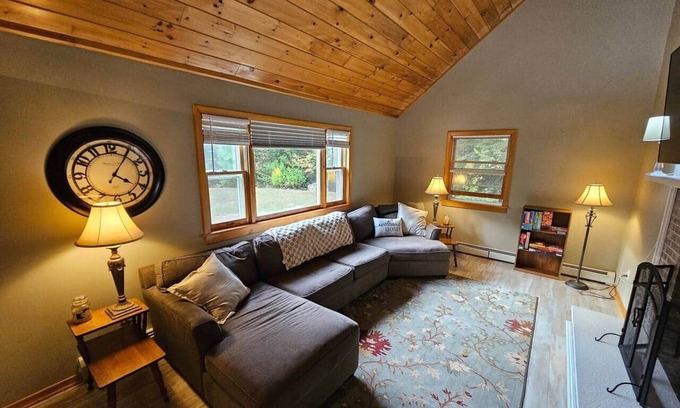 Bath Casa | The Fox Den w/Hot Tub, Pool & Lake