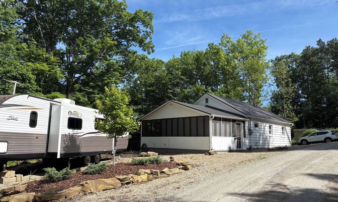 Sharpsburg Cabaña | The Fox's Den at Burr Oak Lake