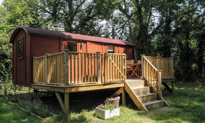 Shepperdine Cabaña | THE FOXES DEN SHEPHERDS HUT, pet friendly in Oldbury-On-Severn