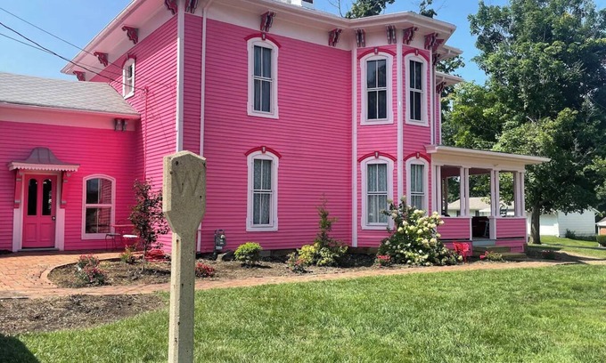 Bellville Apartamento | The Frederick Fitting House with billiards & hot tub.