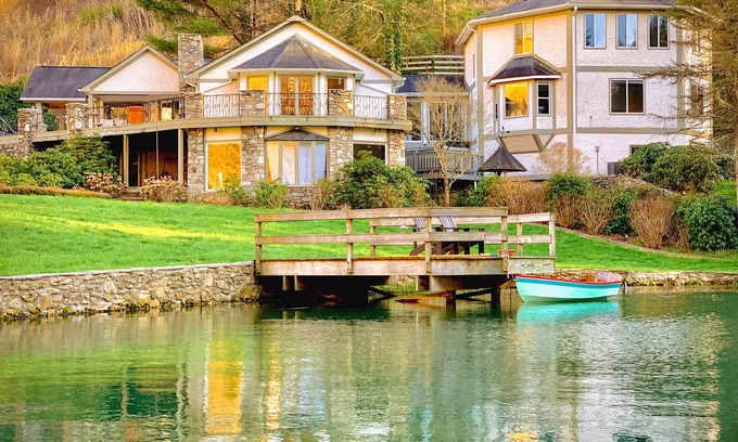 Mars Hill Casa | The fun house: fire pit, hot tub, fishing, pond, pizza oven & outdoor movie gear