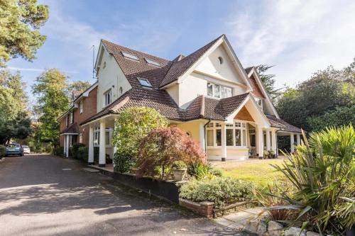 Canford Cliffs Apartamento | The Gables Penthouse - 15-Minute Walk to Branksome Chine Beach