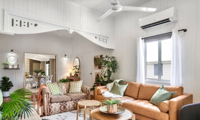 Bungalow Apartamento | The Gallery - Stylish City-Fringe Apartment with Outdoor Living & Office Space