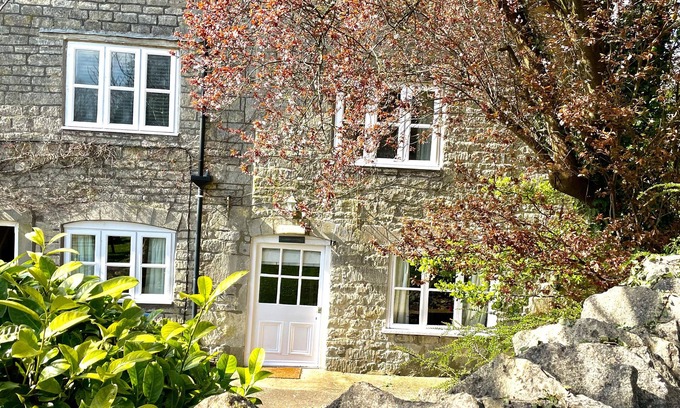 Inchbrook Casa | THE GARDEN COTTAGE, pet friendly, with open fire in Nailsworth
