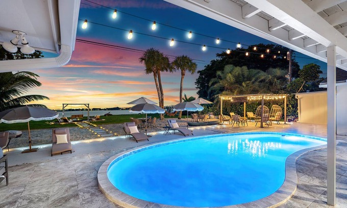Palm Beach - West Palm Beach Casa | The Garden of Eden | Beautiful Villa w/ Pool & Game Room