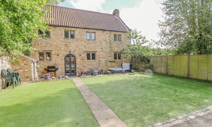 Teversal Cabaña | THE GATEHOUSE, pet friendly, character holiday cottage in Mansfield