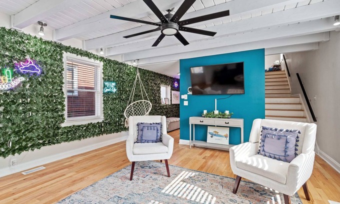 Downtown Casa | The Gathering House | Sleeps 15 + Games + Parking