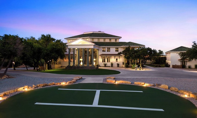 Hudson Bend Casa | The Gatsby: Retreats, Weddings, Events, Games, Mansion