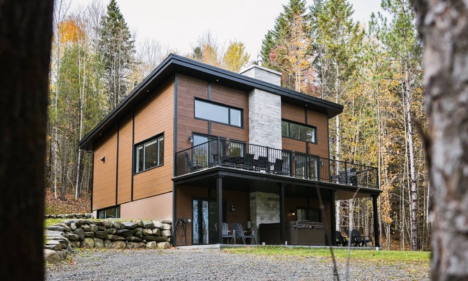 Piopolis Casa | The Gibson & Spa and fireplace