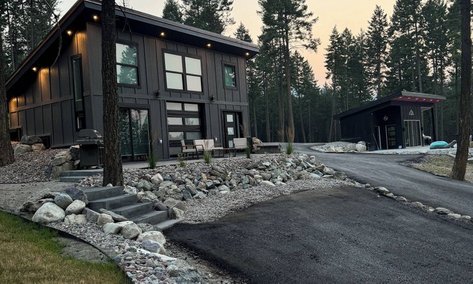 Lakeside Casa | The Glaicer House w/ pool & hot tub