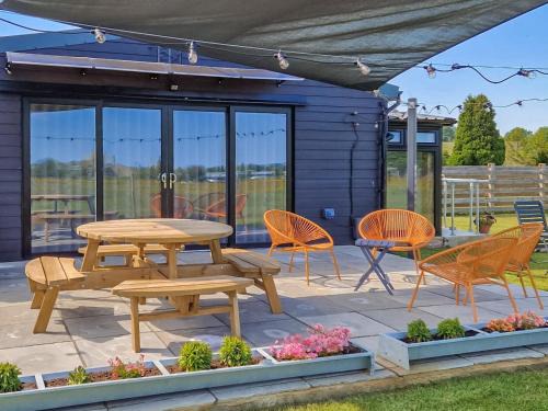 Five Oak Green Casa | The Goat Shed
