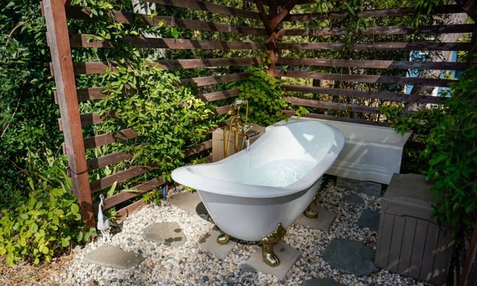 Grass Valley Casa | The Gold heart of Grass Valley w outdoor bathtub