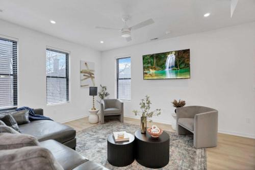 Downtown Columbus Casa | The Golden Hour - Luxury and Rooftop Hot Tub