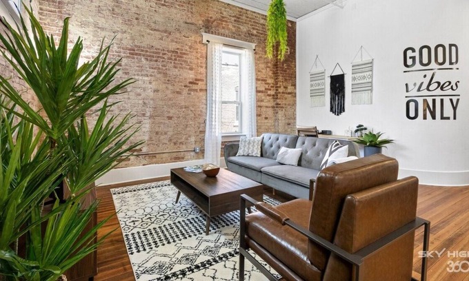 Siloam Springs Apartamento | The Good Vibes Suite is perfect for that weekend getaway or an extended stay!
