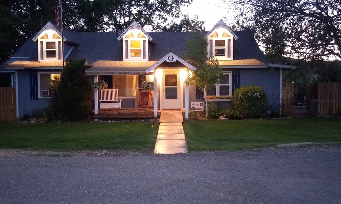 Henrieville Cabaña | The Goulding Cottage PLUS LOFT - playground, fire pit, farm animals, family fun!