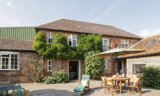 Bedford Casa | THE GRANARY, family friendly, with a garden in Roxhill Manor Farm