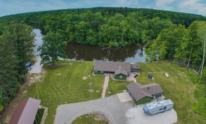 Onondaga Casa | The Grand Riverhouse & Bunkhouse