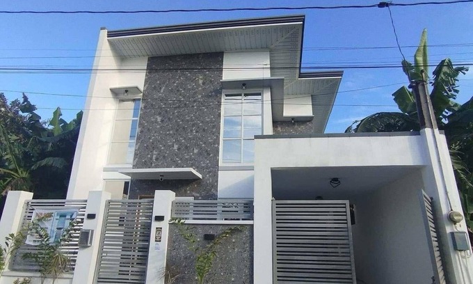 Plaridel Casa | The GrayHouse Inn is cozy 2 bedroom furnished house-full air conditioned place.