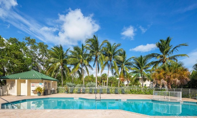 Key West Apartamento | The Grenada Suite Pool View Private Balcony