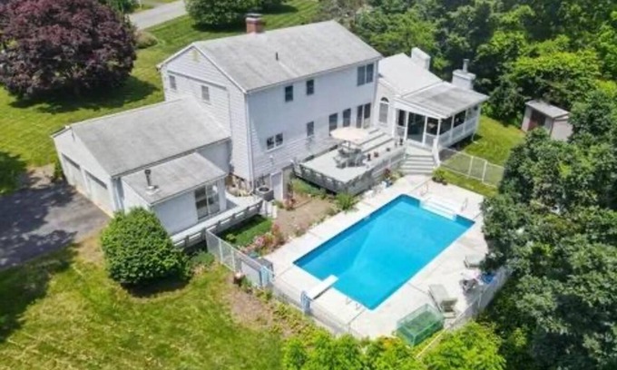 Norwichtown Casa | The Harvard Retreat – Pool, Sauna, Fireplaces & Family Comfort