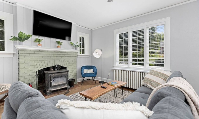 Waynesboro Casa | The Hawksbill Haus (w/ hot tub)