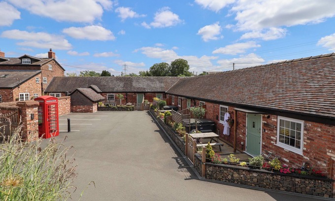 Wimbolds Trafford Cabaña | THE HAY BARN, romantic, character holiday cottage in Chester