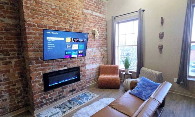 Petersburg Apartamento | The Henry Lofts 2-bedroom apt., dog friendly fenced yard, arcade, coffee shops