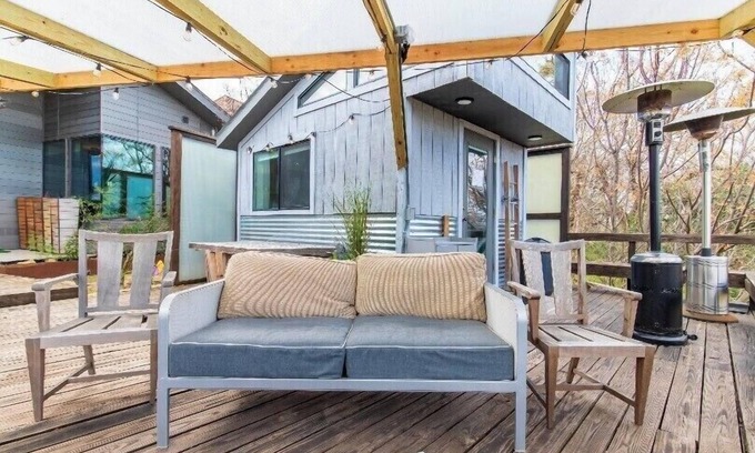 Kessler Casa | The Hidden Cliff-Tiny Bishop Arts Tree House with Downtown View