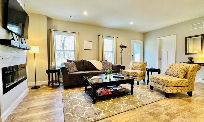 Treloar Apartamento | The Hidden Gem - 2BR Basement Apartment on 7 Acres