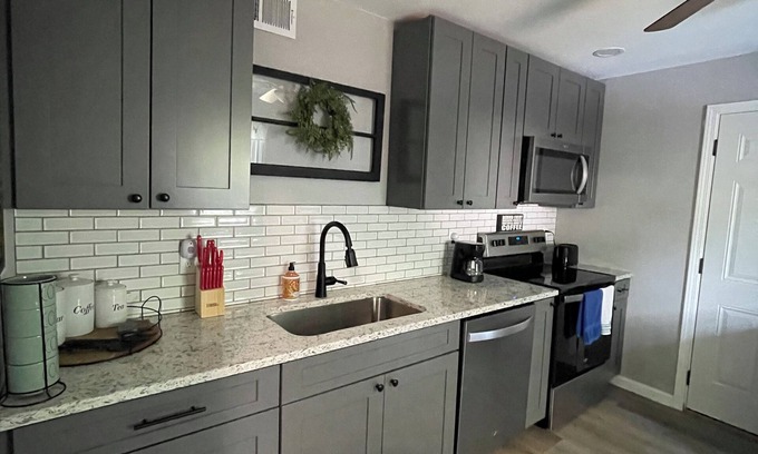Farmington Casa | "The Hideaway 2" Charming 2-bedroom house in delightful Farmington with WiFi, AC