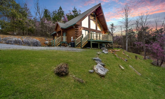 Piney Flats Casa | The Hideaway Cabin-Piney Flats- Tri-Cities- Bristol Motor Speedway