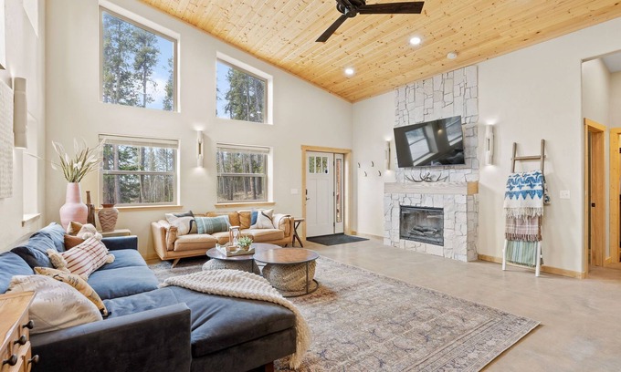 Fairplay Cabina | The Hideaway - Hot tub, Attached garage, Private, Modern 3-bedroom cabin