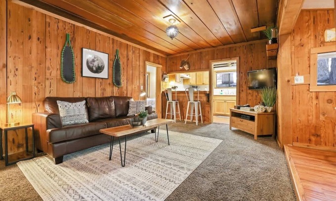 West Village Cabina | The Hideaway- Walk to DT, Hike to the Lake!