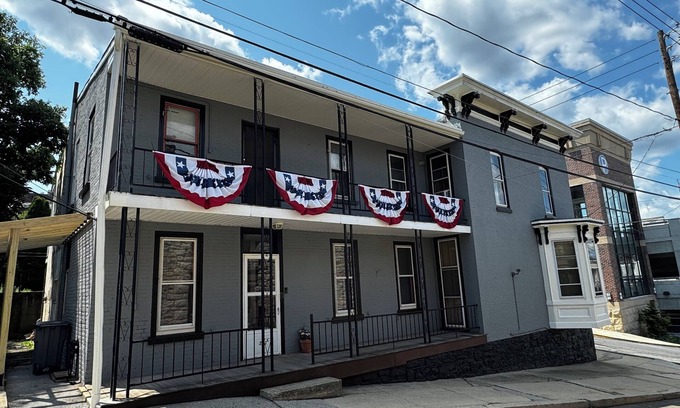 Pottsville Casa | The Hill House - Historic Townhouse near Yuengling